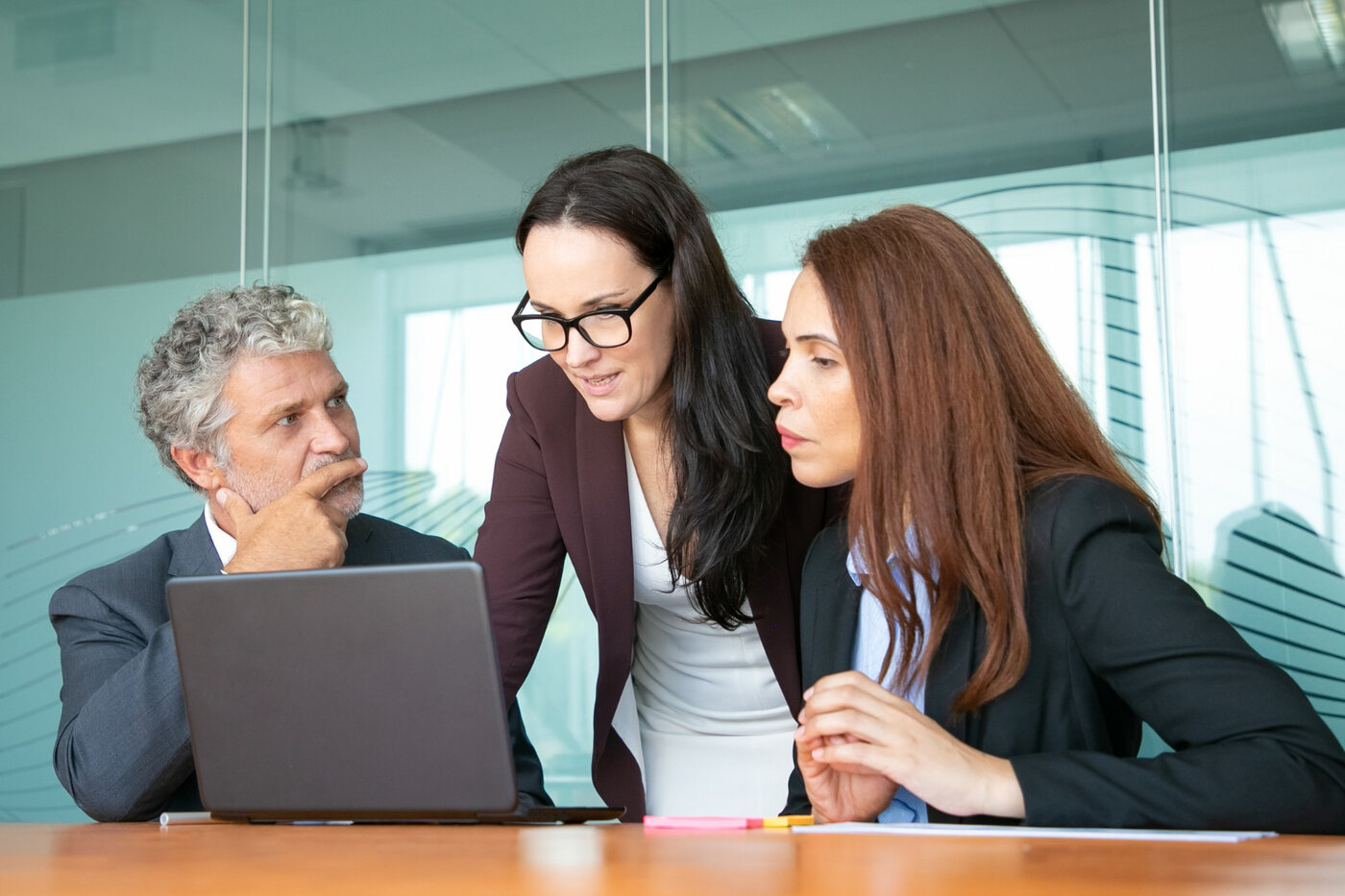 Equipo profesional de auditoría trabajando
