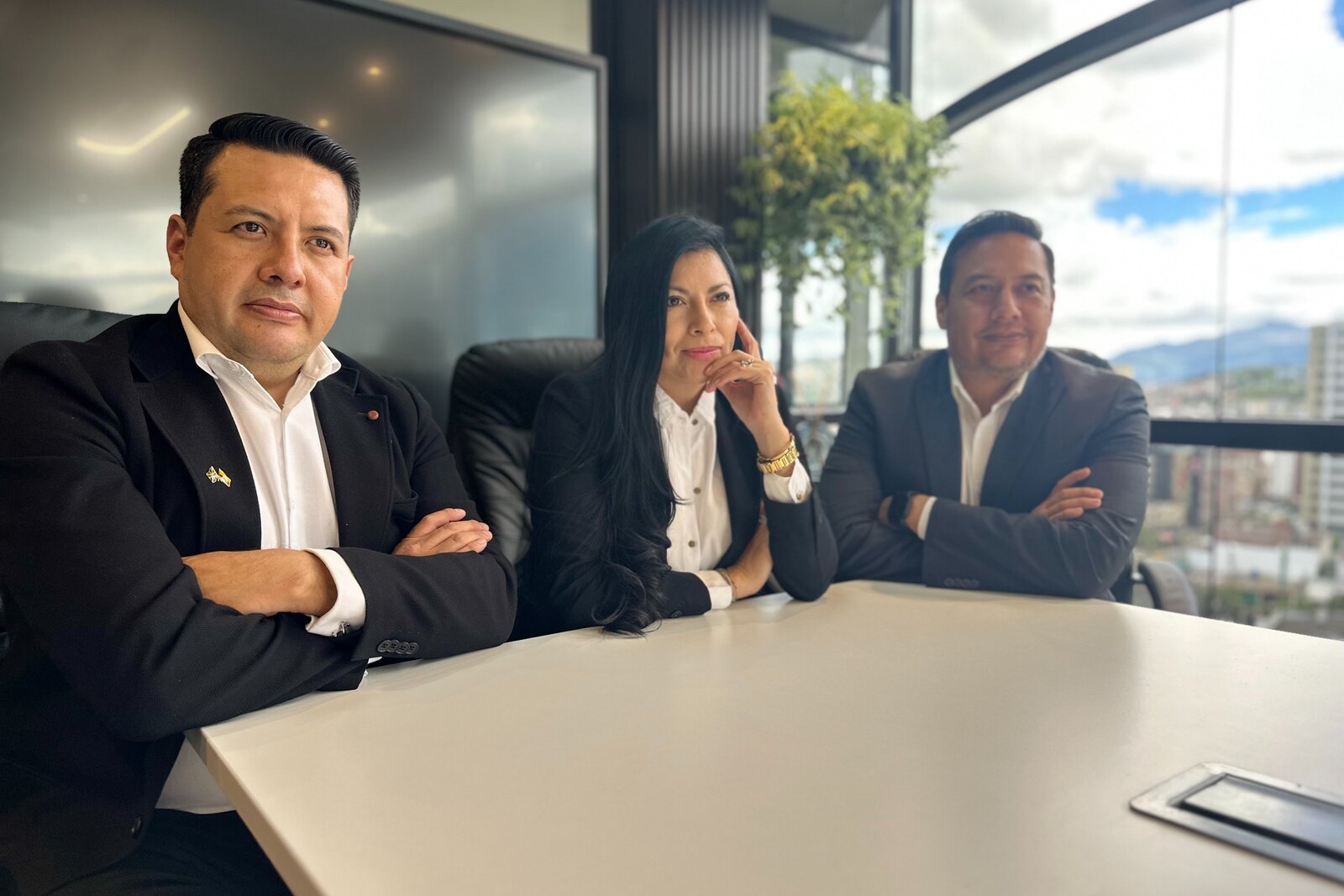 Equipo profesional de auditoría trabajando